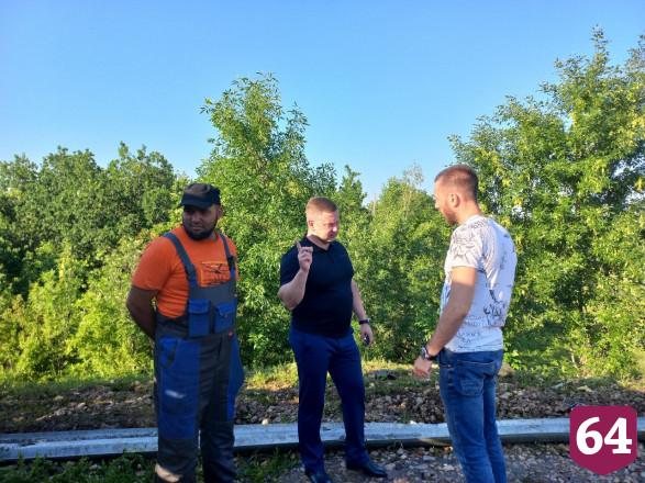 Под Саратовом на трассе перевернулась фура и остановила движение 