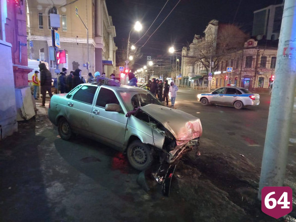 Появилось видео аварии со сбитыми в центре Саратова пешеходами 