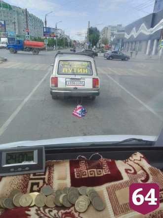 Автомобилист подметает дороги Энгельса американским флагом