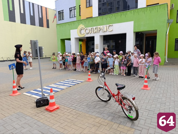 Саратовские школьники летом учат ПДД в мобильном автогородке