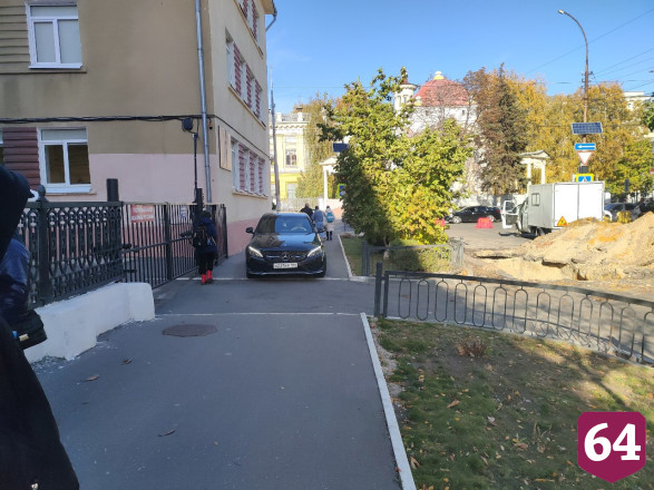 В Саратове автохамы объезжают коммунальные раскопки по тротуару