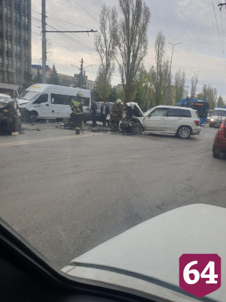 Три человека покалечились в массовом ДТП на проспекте 50 лет Октября