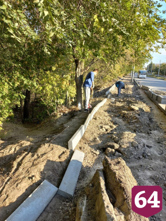 В Саратове при ремонте тротуаров засыпали лестницу к мосту