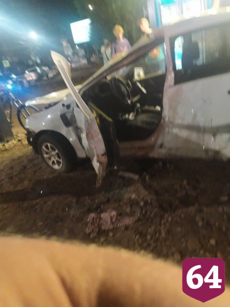 В Саратове автомобили выбросило на тротуар у кафе после ДТП