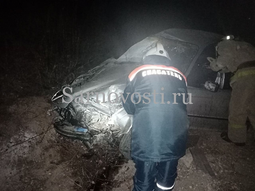 Под Саратовом двое мужчин разбились при опрокидывании иномарки