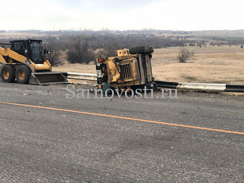 В Саратове произошла массовая авария с фурой и погрузчиком