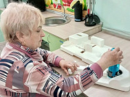 В Саратовской области пенсионеров после болезней учат готовить с помощью адаптивной посуды