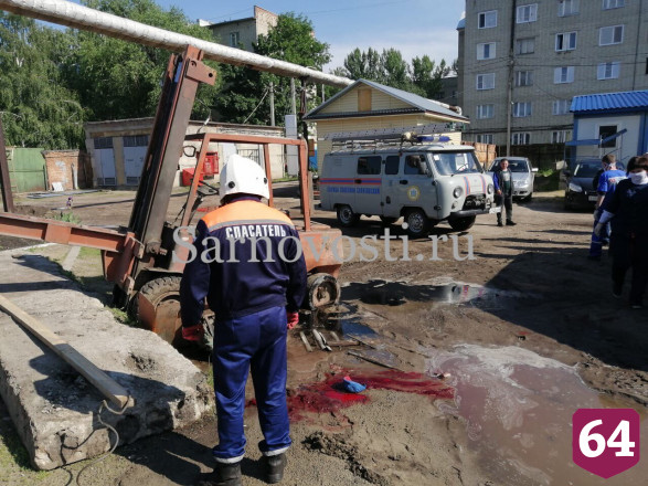 Рабочего саратовского предприятия насмерть придавило погрузчиком