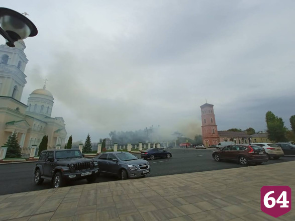 Огонь уничтожил контору бывшей пожарной части под Саратовом