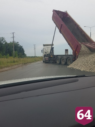 В Саратове выгрузили тонны щебня на новый асфальт