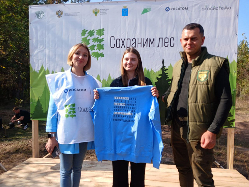 Участнице лесопосадочных работ под Саратовом вручили приз Росприроднадзора