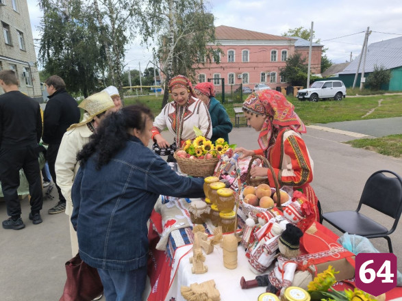 На саратовской ярмарке под песни торговали медом