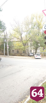 В Саратове автомобили участников ДТП вынесло к жилому дому