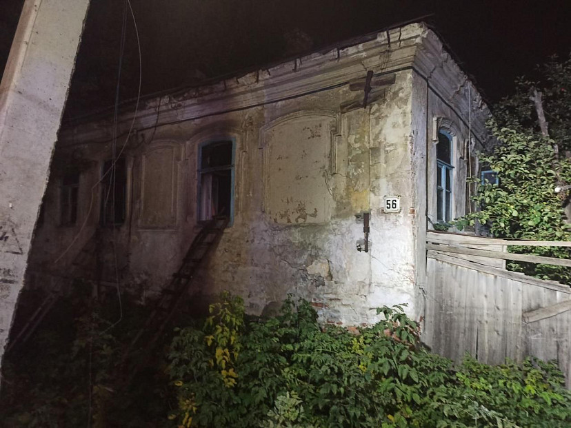 Трое пьяных граждан чуть не сгорели на пожаре в расселенном доме