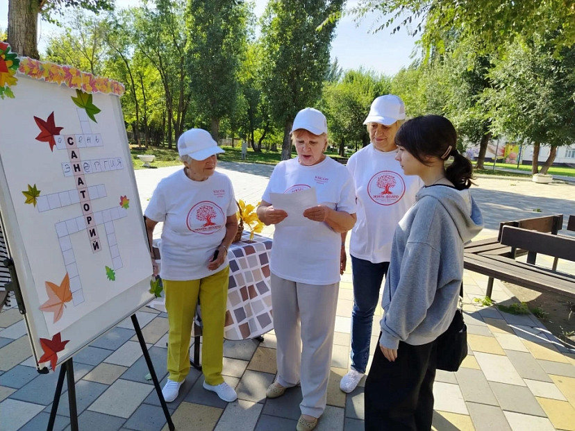 Саратовские пенсионеры провели уличную акцию с кроссвордами о долголетии