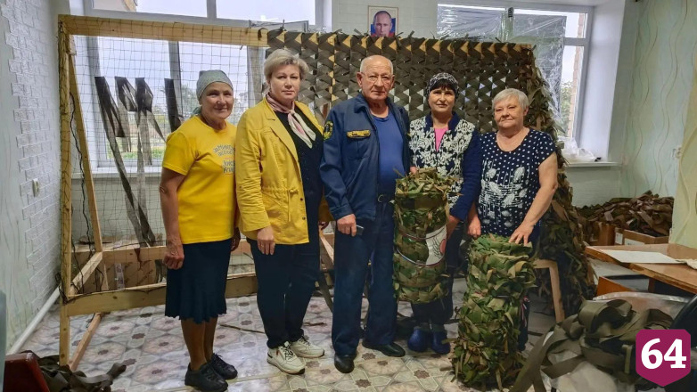 Жители саратовского села сплели 350-ю маскировочную сеть для фронта