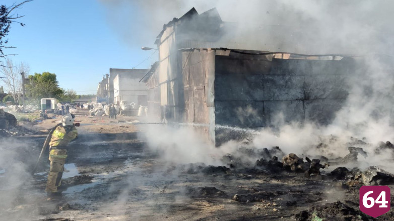 Утром в Саратове сгорел склад вторсырья