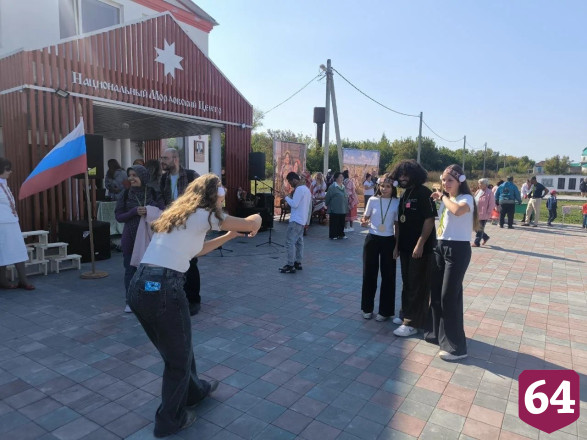 На фестивале в Саратовской области из дерева вырезали Бабу-ягу и медведя 