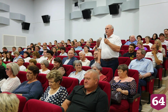 Роман Бусаргин обсудил с жителями развитие отдаленного района Саратовской области