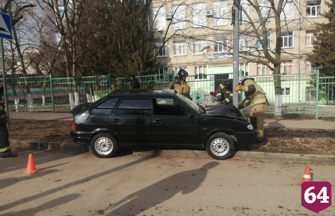 Пьяный водитель легковушки протаранил столб в Саратове