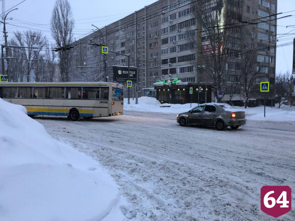 Пешеходы Саратова заподозрили коммунальщиков в любви к автомобилистам 
