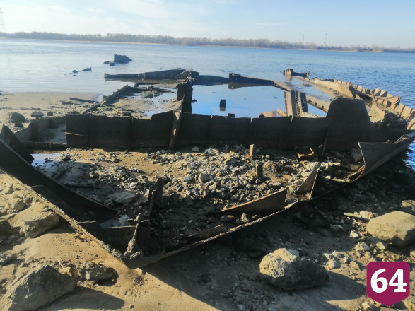 Под Саратовом из-за обмеления Волги проявились затонувшие баржа и катер