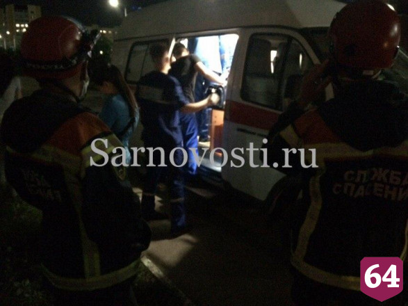 В Саратове девушка выпала из окна 5-го этажа и выжила
