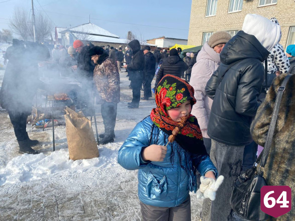 В Саратовской области на Масленицу жарили шашлыки и варили кашу в казане