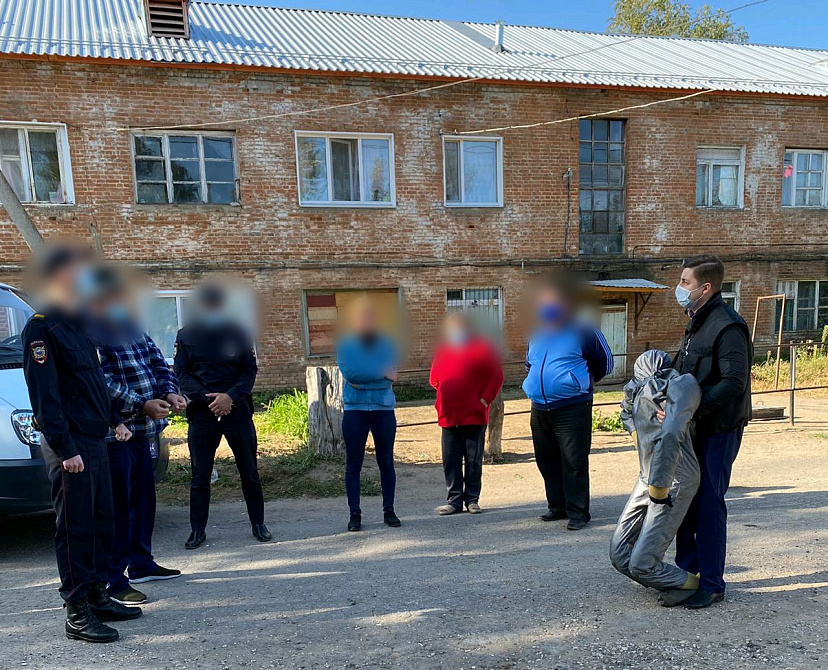 Саратовца отправили на строгий режим за убийство соседа у подъезда