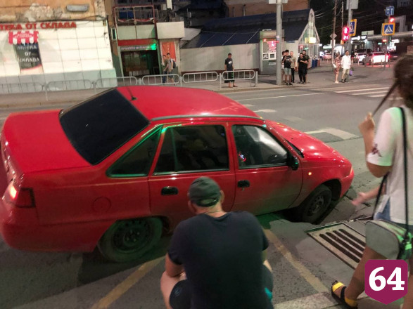 В центре Саратова семья на иномарке провалилась в яму 