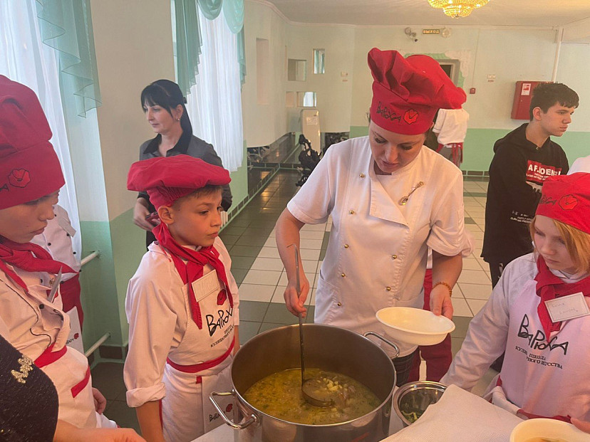 В Хвалынске для детей открыли школу русской кухни