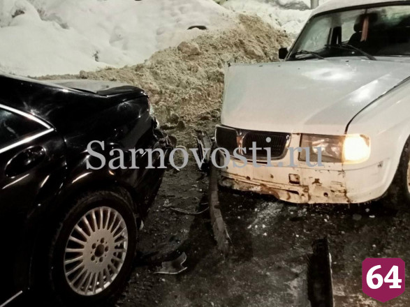 В Саратове водитель «Волги» протаранил припаркованный «Мерседес» 