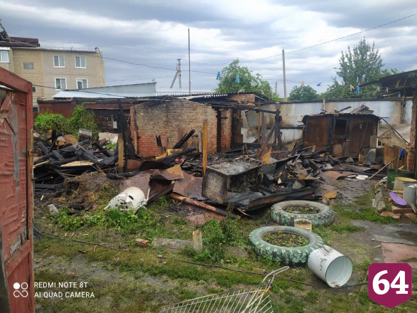 Под Саратовом пожар уничтожил надворные постройки