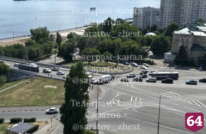 Авария парализовала движение у моста через Волгу 