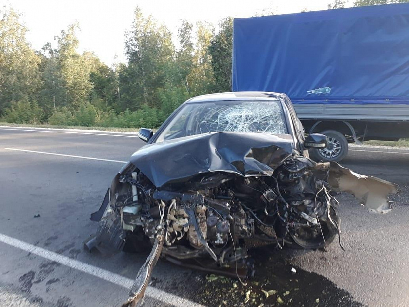 Очевидцы потушили автомобиль участника массового ДТП