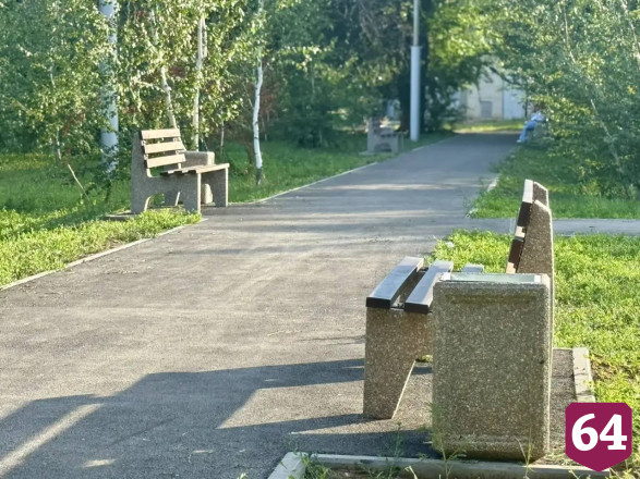 В Энгельсе установили двухметровый светящийся мяч 