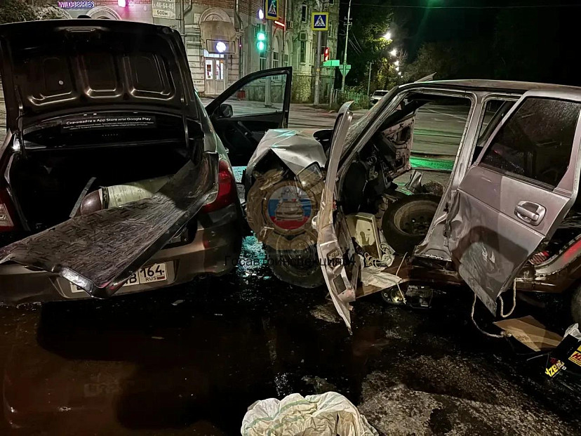 Три человека покалечились в аварии на улице Азина