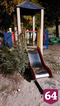 Жительница Саратова показала опасную детскую площадку 