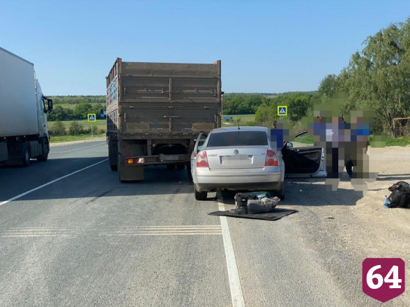 Водитель иномарки залетел под КамАЗ и покалечил пассажирку