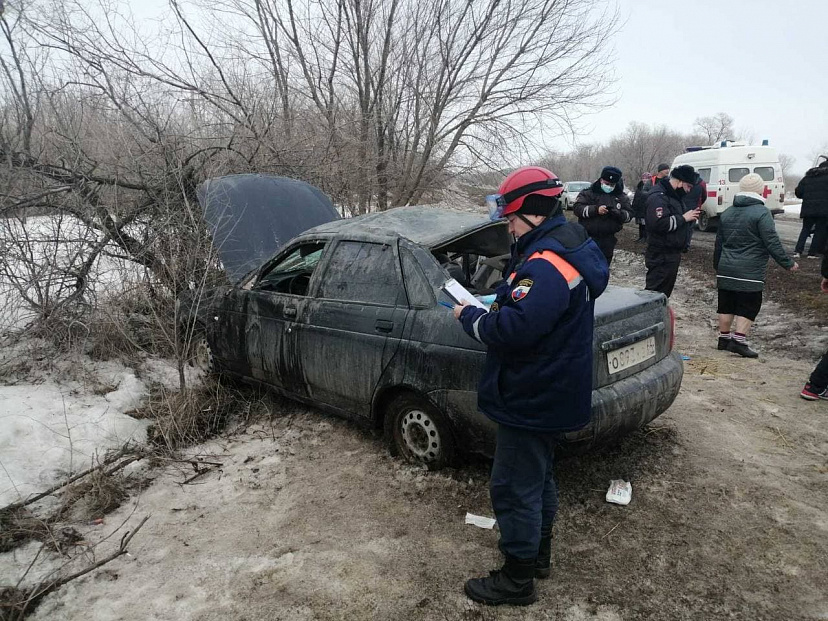 Под Саратовом при съезде автомобиля в кювет покалечились 4 человека