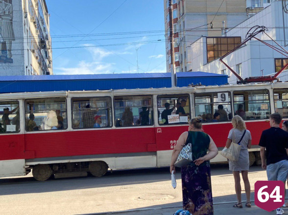 Саратовцы отдыхают в скверах и ходят за покупками без масок