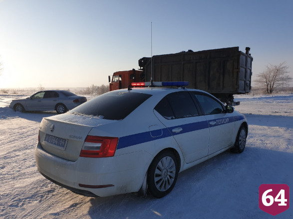 Два человека разбились в аварии с КамАЗом под Саратовом