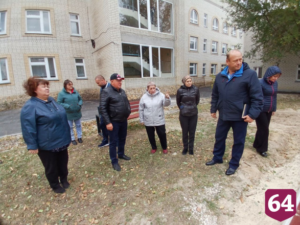 В саратовском поселке построили спортплощадку с окопом