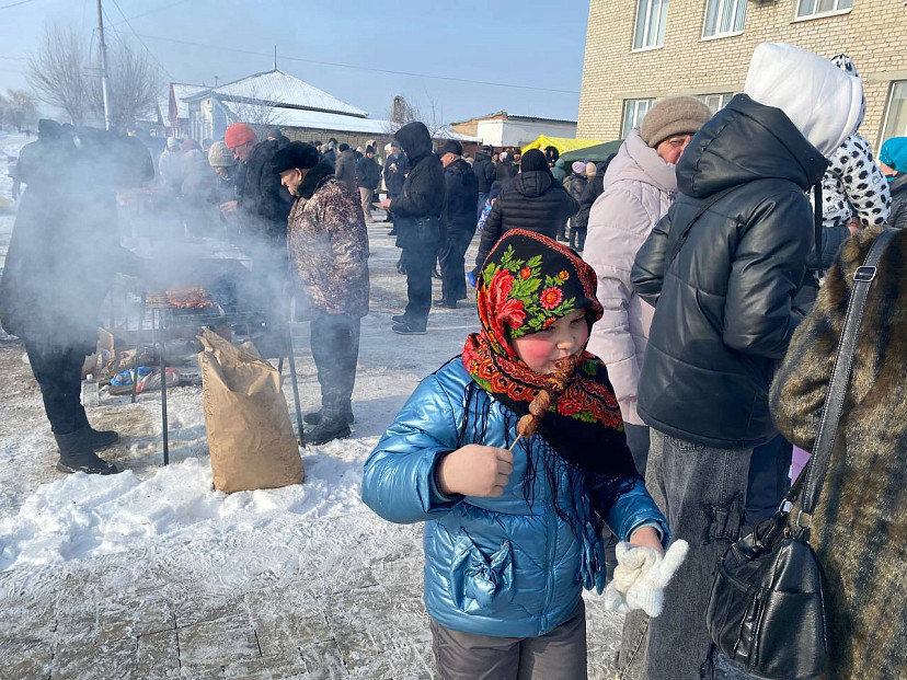 В Саратовской области на Масленицу жарили шашлыки и варили кашу в казане