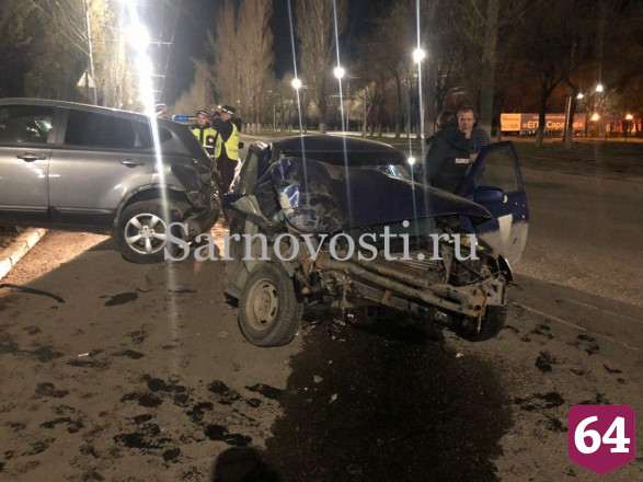 В Саратове пьяный водитель протаранил припаркованный «Ниссан» 