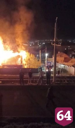 В Саратове крупный пожар уничтожил двухквартирный дом