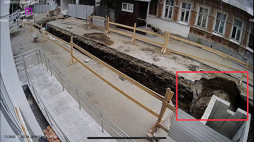 Саратовцев напугал обвал грунта возле жилого дома