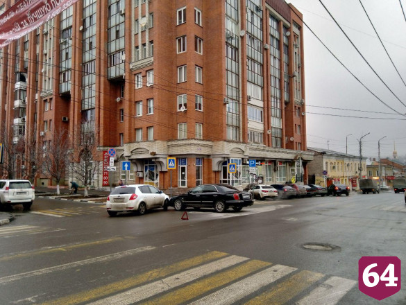  У саратовского правительства столкнулись иномарки  