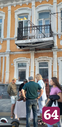 Жители опасаются обрушения балкона в центре Саратова 