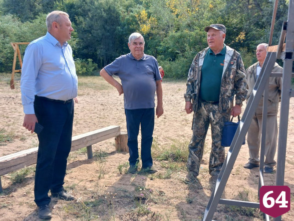 Саратовские ученые прошли в Дьяковском лесу по «босоногой тропинке»